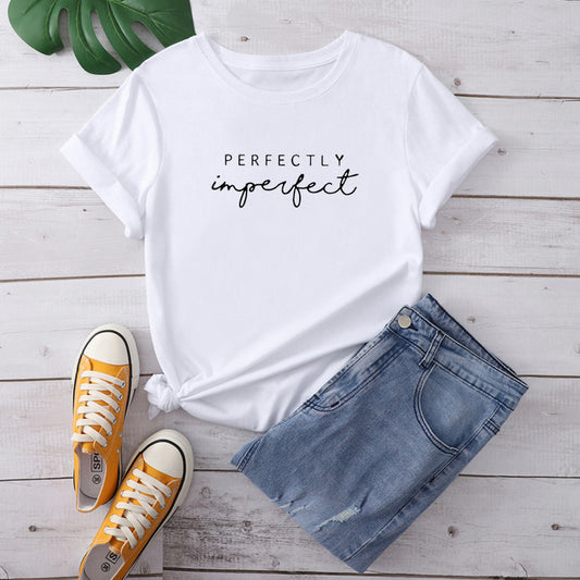 T-shirt com estampado “Perfectly Imperfect”, manga curta, gola redonda, corte largo e confortável, ideal para um look casual e descontraído