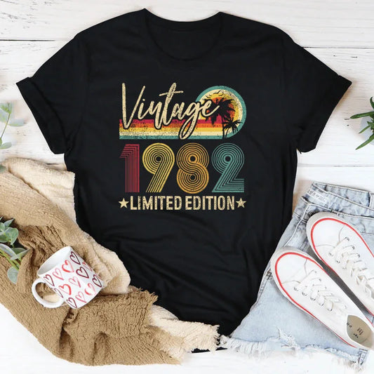 T-shirt com estampado “Vintage 1982 Limited Edition”, manga curta, gola redonda, corte largo e confortável, ideal para um look casual de inspiração retro