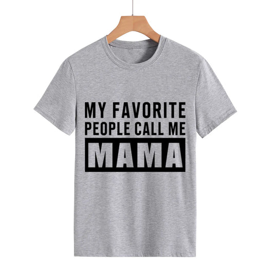 T-shirt com estampado “My Favorite People Call Me Mama”, manga curta, gola redonda, corte largo e confortável, ideal para um look casual e descontraído