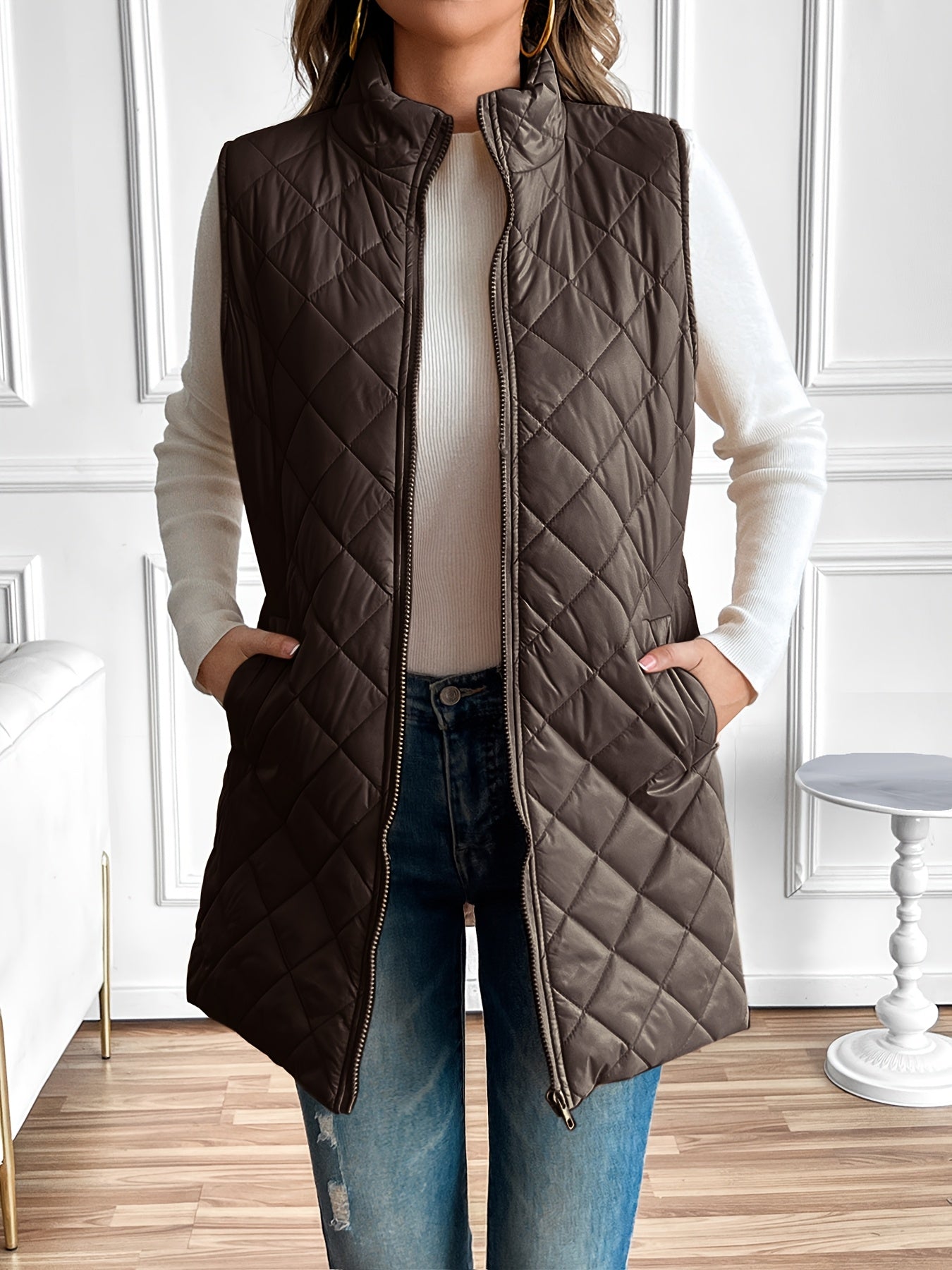 Colete acolchoado com fecho e gola alta