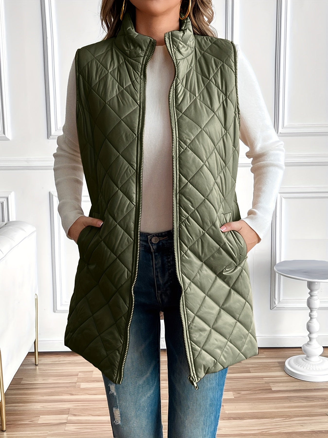 Colete acolchoado com fecho e gola alta