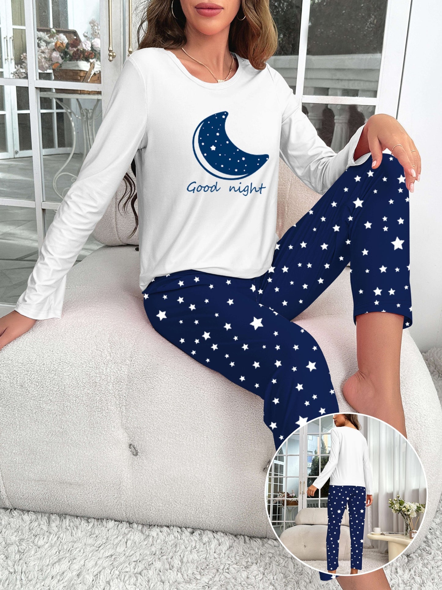 Pijama com estampado de estrelas, manga comprida com gola redonda e calças com cintura elástica