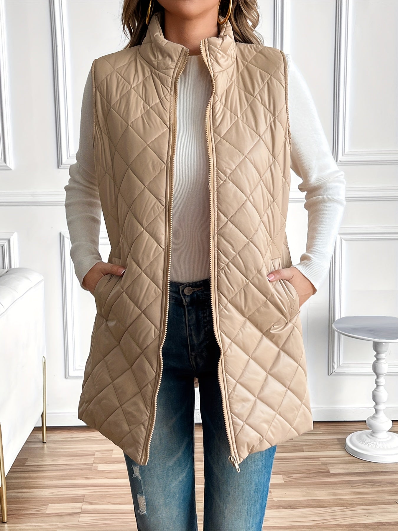 Colete acolchoado com fecho e gola alta