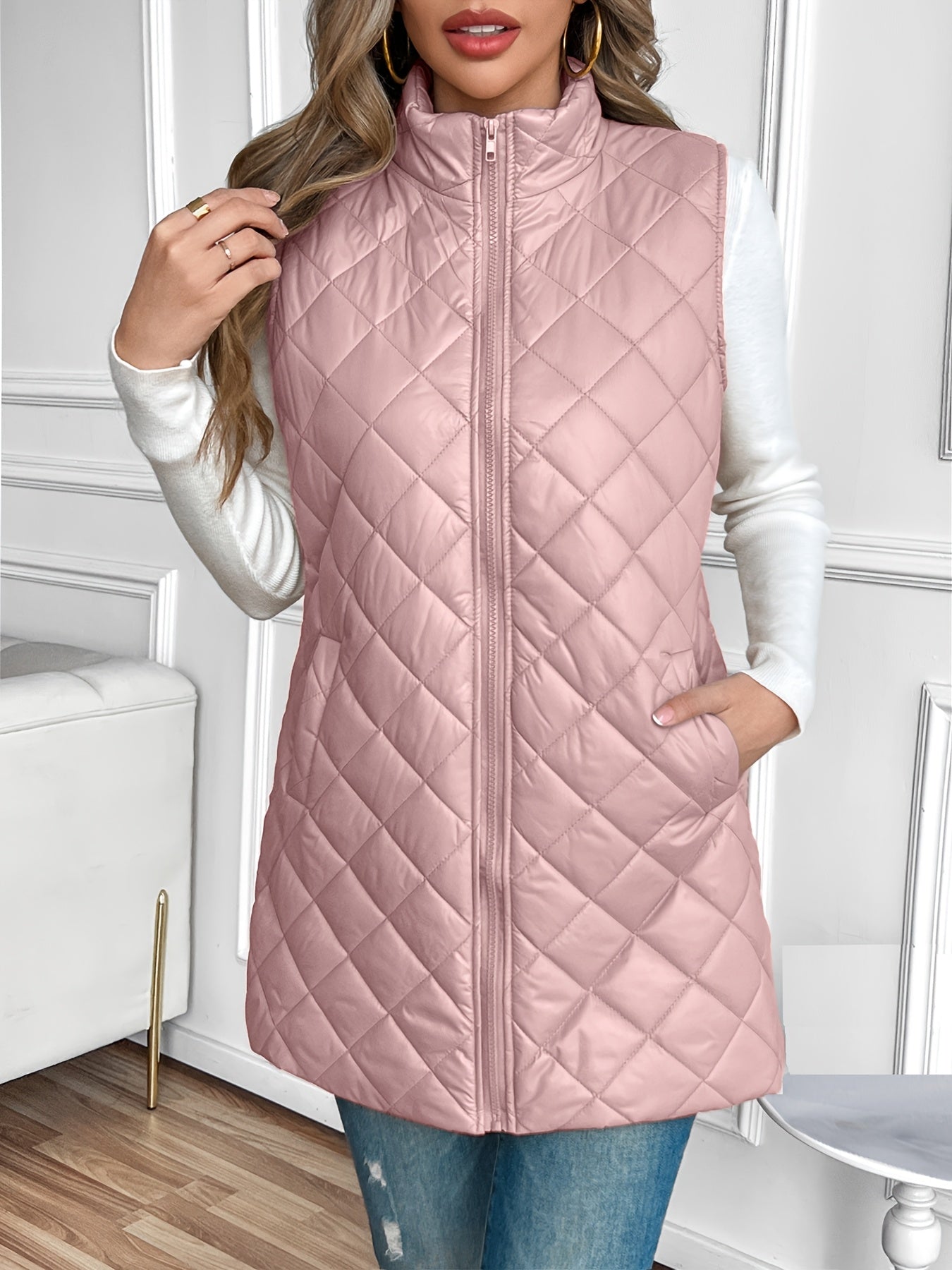 Colete acolchoado com fecho e gola alta