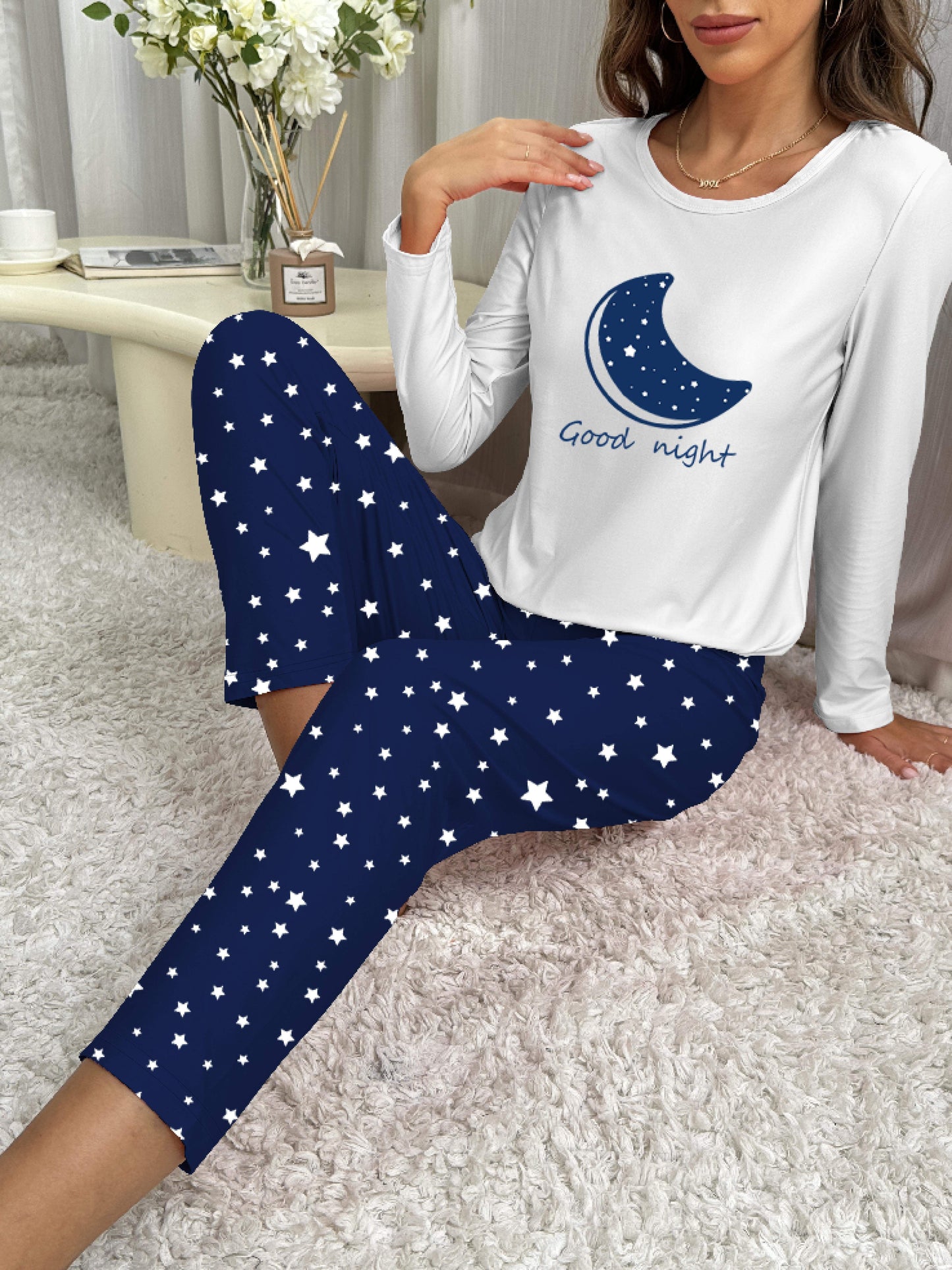 Pijama com estampado de estrelas, manga comprida com gola redonda e calças com cintura elástica