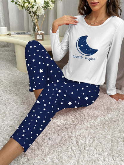 Pijama com estampado de estrelas, manga comprida com gola redonda e calças com cintura elástica