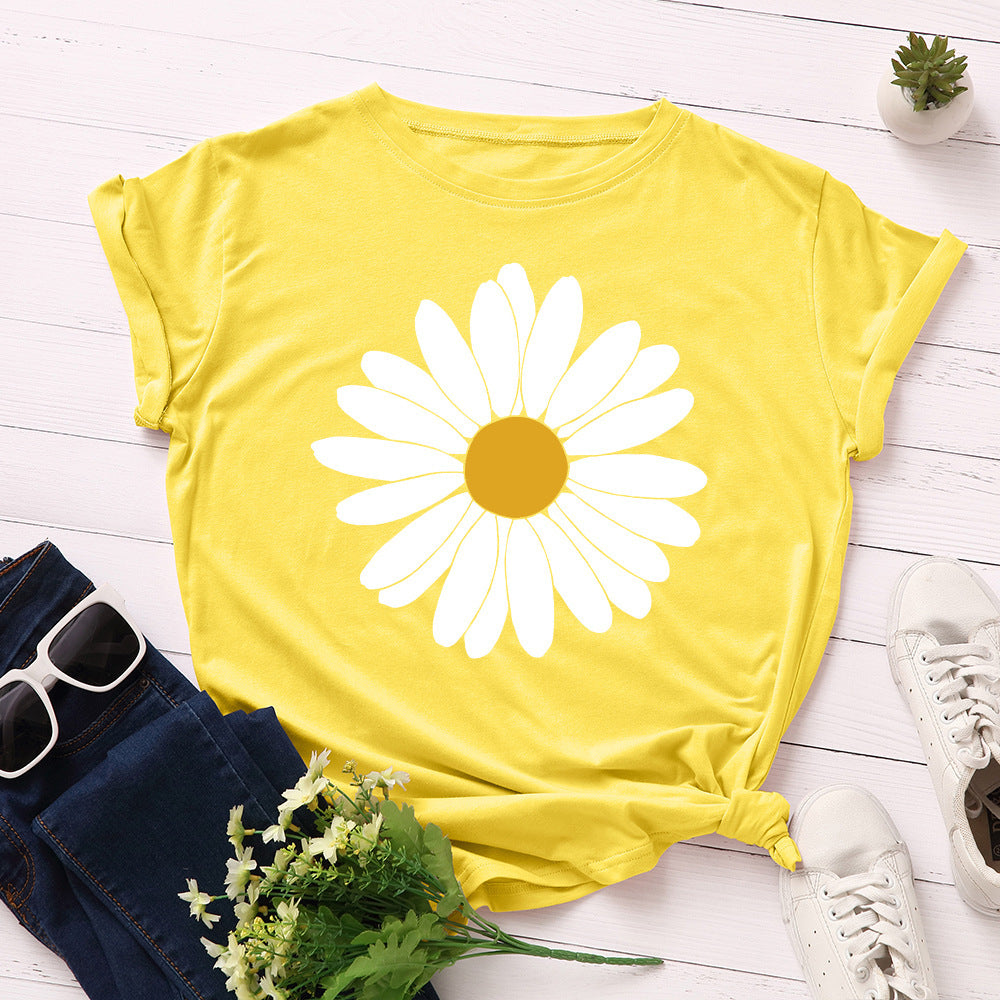 T-shirt com estampado de margaridas “Blooming Daisy”, manga curta, gola redonda, corte largo e confortável, ideal para um look casual e leve