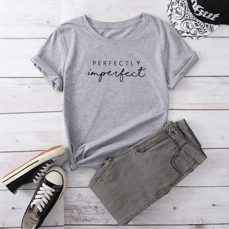Camiseta con estampado "Perfectly Imperfect", manga corta, cuello redondo, corte ancho y cómodo, ideal para un look casual y relajado