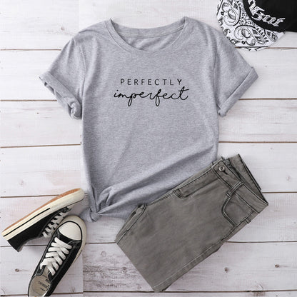 Camiseta con estampado "Perfectly Imperfect", manga corta, cuello redondo, corte ancho y cómodo, ideal para un look casual y relajado