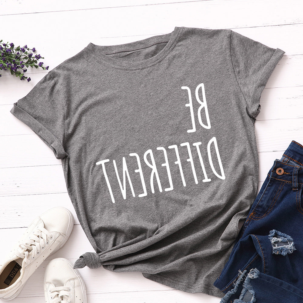 Camiseta con estampado "Be Different" en letras invertidas, manga corta, cuello redondo, corte ancho y cómodo, ideal para un look casual y relajado