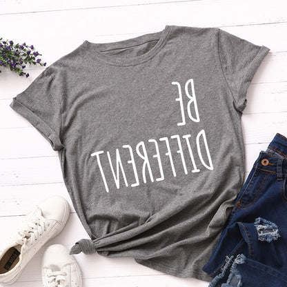 Camiseta con estampado "Be Different" en letras invertidas, manga corta, cuello redondo, corte ancho y cómodo, ideal para un look casual y relajado