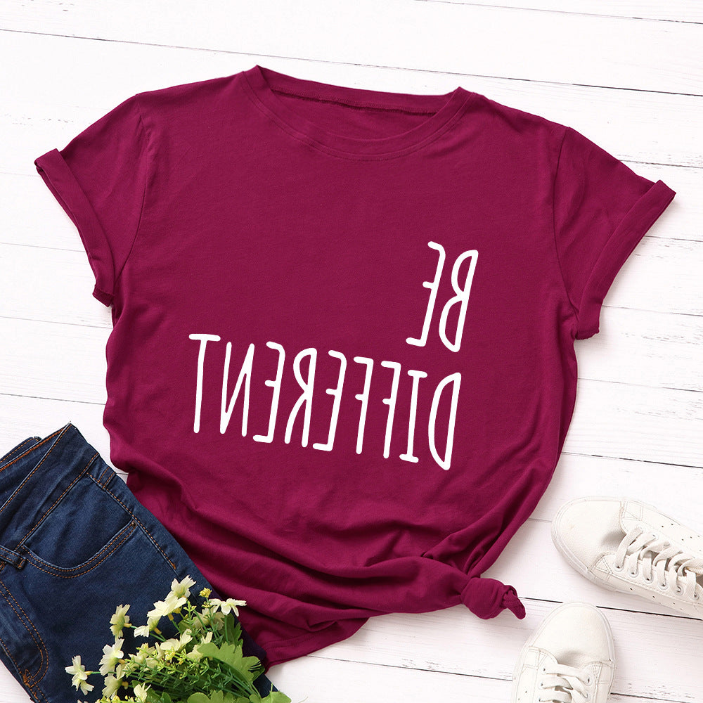 Camiseta con estampado "Be Different" en letras invertidas, manga corta, cuello redondo, corte ancho y cómodo, ideal para un look casual y relajado