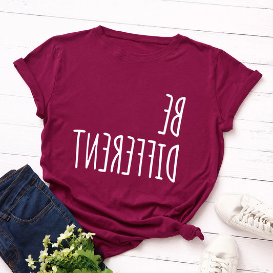 T-shirt com estampado “Be Different” em letras invertidas, manga curta, gola redonda, corte largo e confortável, ideal para um look casual e descontraído