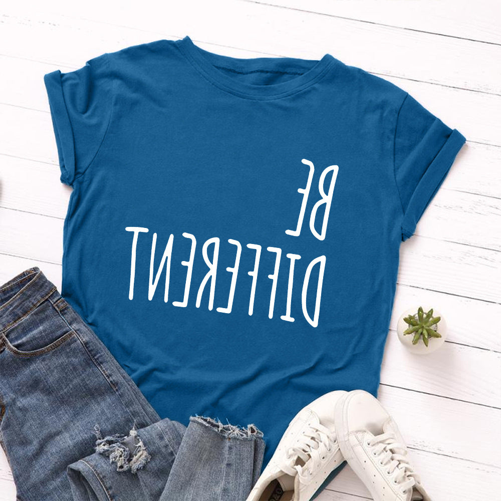 Camiseta con estampado "Be Different" en letras invertidas, manga corta, cuello redondo, corte ancho y cómodo, ideal para un look casual y relajado