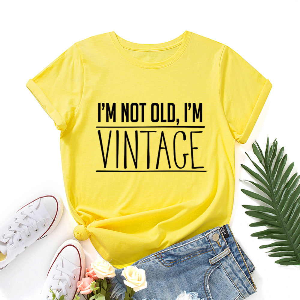 T-shirt com estampado “I’m Not Old, I’m Vintage”, manga curta, gola redonda, corte largo e confortável, ideal para um look casual.