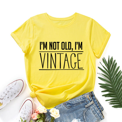 T-shirt com estampado “I’m Not Old, I’m Vintage”, manga curta, gola redonda, corte largo e confortável, ideal para um look casual.