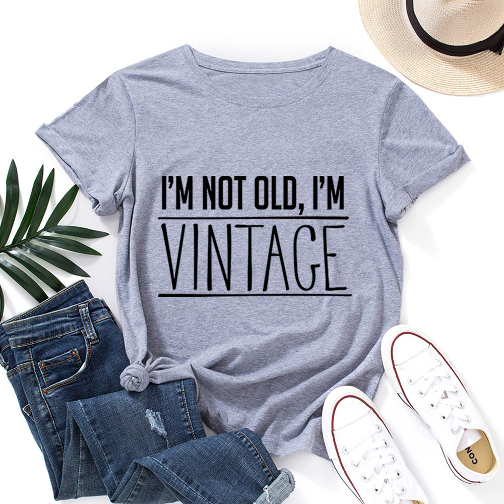T-shirt com estampado “I’m Not Old, I’m Vintage”, manga curta, gola redonda, corte largo e confortável, ideal para um look casual.