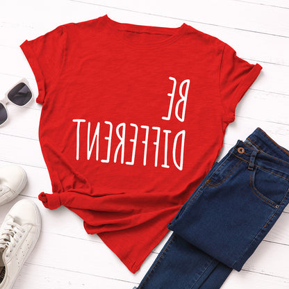 Camiseta con estampado "Be Different" en letras invertidas, manga corta, cuello redondo, corte ancho y cómodo, ideal para un look casual y relajado