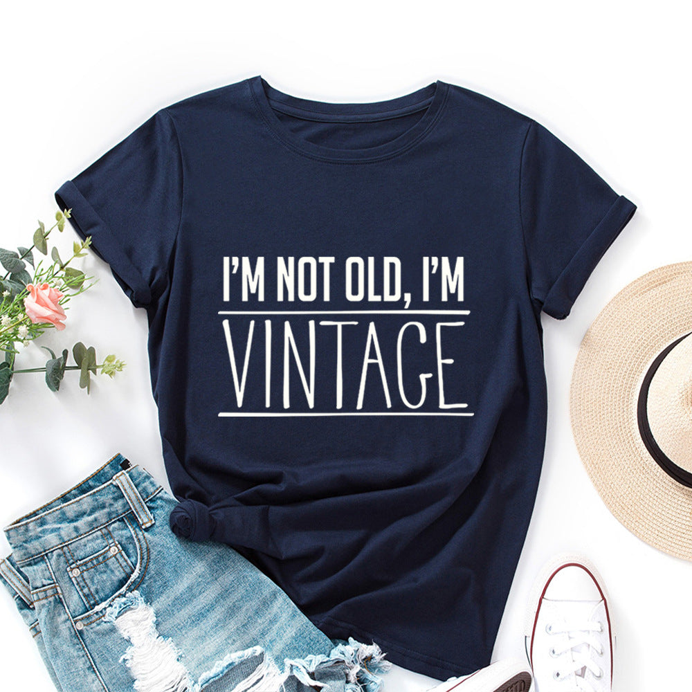 T-shirt com estampado “I’m Not Old, I’m Vintage”, manga curta, gola redonda, corte largo e confortável, ideal para um look casual.