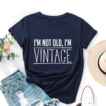 T-shirt com estampado “I’m Not Old, I’m Vintage”, manga curta, gola redonda, corte largo e confortável, ideal para um look casual.