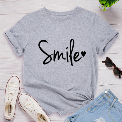 Camiseta con estampado de sonrisa en forma de corazón, manga corta, cuello redondo, corte ancho y cómodo, ideal para un look casual y relajado