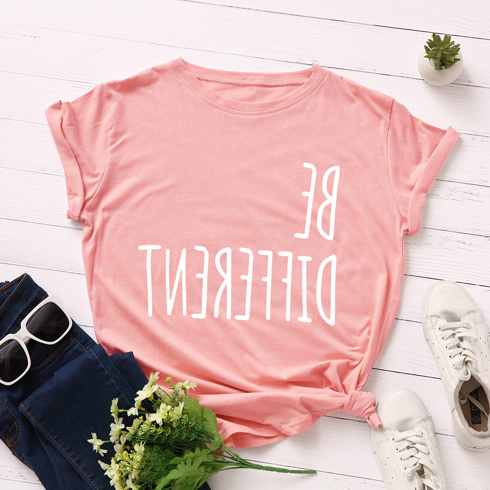 Camiseta con estampado "Be Different" en letras invertidas, manga corta, cuello redondo, corte ancho y cómodo, ideal para un look casual y relajado