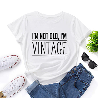 T-shirt com estampado “I’m Not Old, I’m Vintage”, manga curta, gola redonda, corte largo e confortável, ideal para um look casual.
