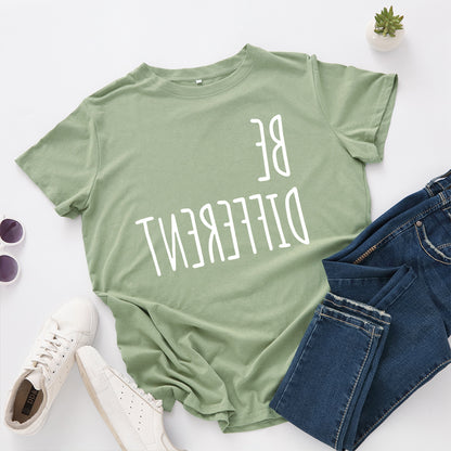 Camiseta con estampado "Be Different" en letras invertidas, manga corta, cuello redondo, corte ancho y cómodo, ideal para un look casual y relajado