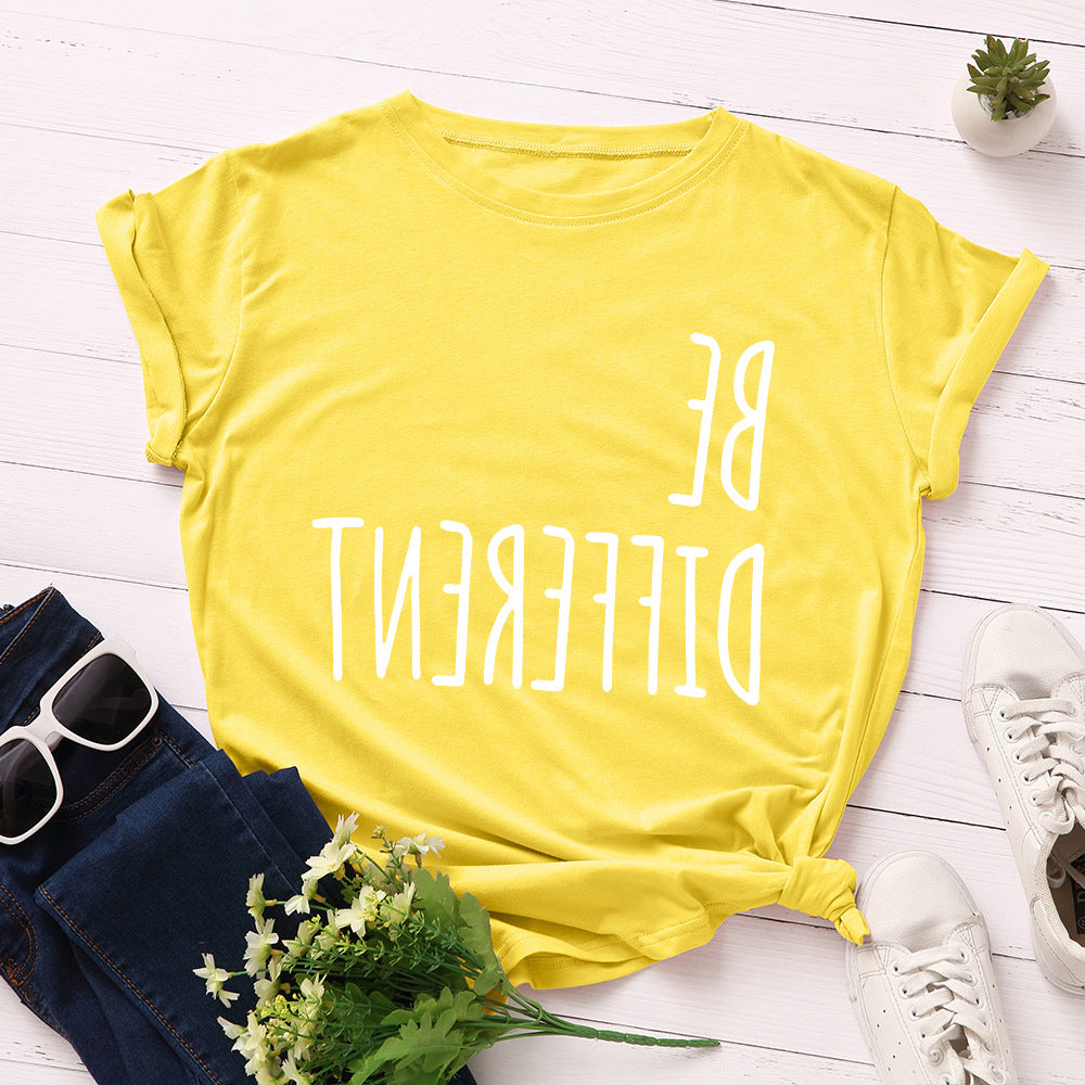 Camiseta con estampado "Be Different" en letras invertidas, manga corta, cuello redondo, corte ancho y cómodo, ideal para un look casual y relajado