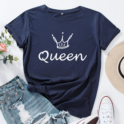 T-shirt com estampado “Crown Queen”, manga curta, gola redonda, corte largo e confortável, ideal para um look casual de verão