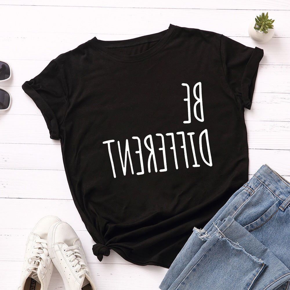 Camiseta con estampado "Be Different" en letras invertidas, manga corta, cuello redondo, corte ancho y cómodo, ideal para un look casual y relajado