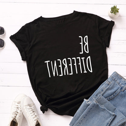 Camiseta con estampado "Be Different" en letras invertidas, manga corta, cuello redondo, corte ancho y cómodo, ideal para un look casual y relajado