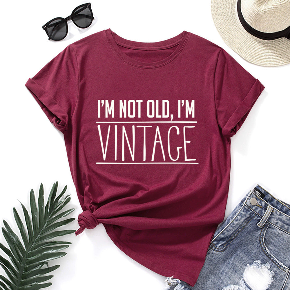 T-shirt com estampado “I’m Not Old, I’m Vintage”, manga curta, gola redonda, corte largo e confortável, ideal para um look casual.