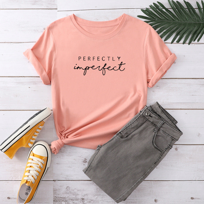 Camiseta con estampado "Perfectly Imperfect", manga corta, cuello redondo, corte ancho y cómodo, ideal para un look casual y relajado
