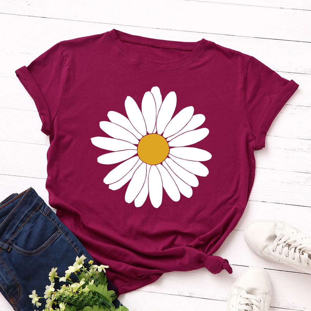 T-shirt com estampado de margaridas “Blooming Daisy”, manga curta, gola redonda, corte largo e confortável, ideal para um look casual e leve