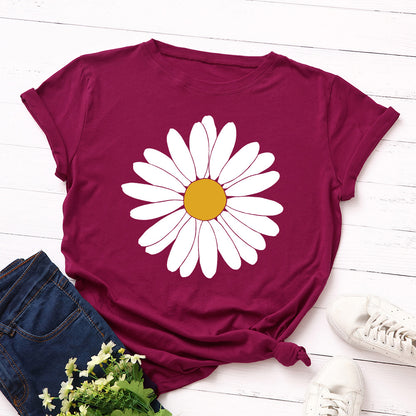 T-shirt com estampado de margaridas “Blooming Daisy”, manga curta, gola redonda, corte largo e confortável, ideal para um look casual e leve