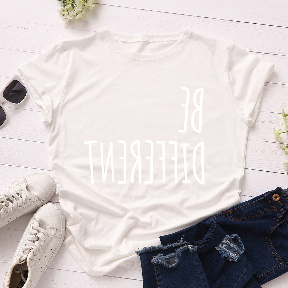 Camiseta con estampado "Be Different" en letras invertidas, manga corta, cuello redondo, corte ancho y cómodo, ideal para un look casual y relajado