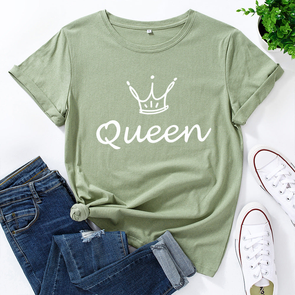 T-shirt com estampado “Crown Queen”, manga curta, gola redonda, corte largo e confortável, ideal para um look casual de verão