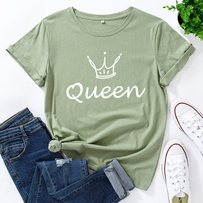 T-shirt com estampado “Crown Queen”, manga curta, gola redonda, corte largo e confortável, ideal para um look casual de verão