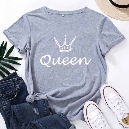 T-shirt com estampado “Crown Queen”, manga curta, gola redonda, corte largo e confortável, ideal para um look casual de verão