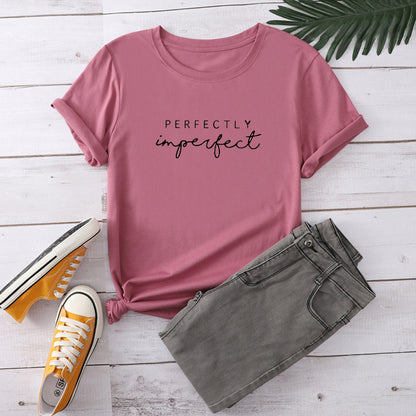 Camiseta con estampado "Perfectly Imperfect", manga corta, cuello redondo, corte ancho y cómodo, ideal para un look casual y relajado