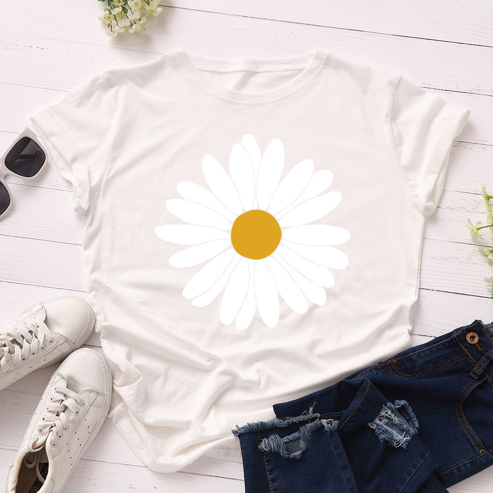 T-shirt com estampado de margaridas “Blooming Daisy”, manga curta, gola redonda, corte largo e confortável, ideal para um look casual e leve