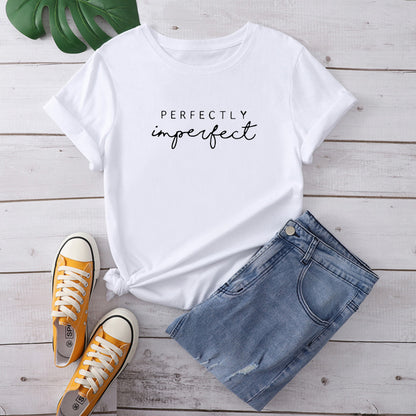 Camiseta con estampado "Perfectly Imperfect", manga corta, cuello redondo, corte ancho y cómodo, ideal para un look casual y relajado