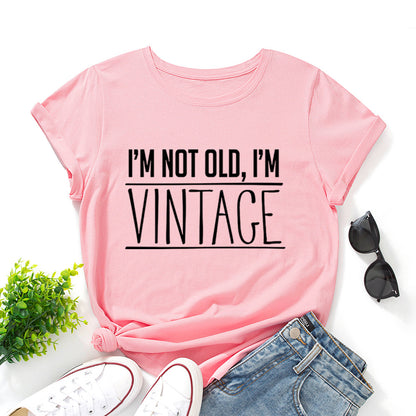 T-shirt com estampado “I’m Not Old, I’m Vintage”, manga curta, gola redonda, corte largo e confortável, ideal para um look casual.