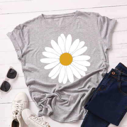 T-shirt com estampado de margaridas “Blooming Daisy”, manga curta, gola redonda, corte largo e confortável, ideal para um look casual e leve