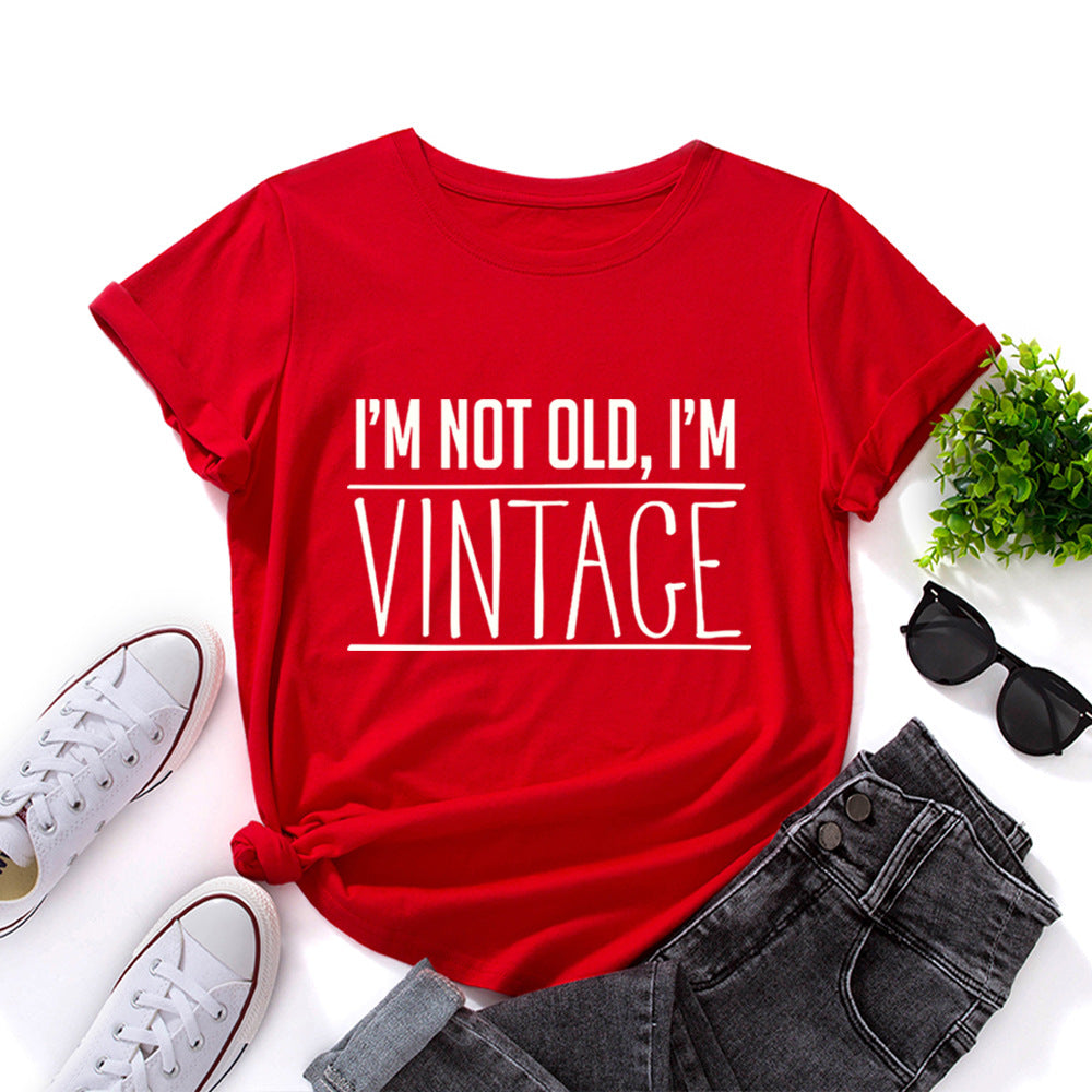 T-shirt com estampado “I’m Not Old, I’m Vintage”, manga curta, gola redonda, corte largo e confortável, ideal para um look casual.