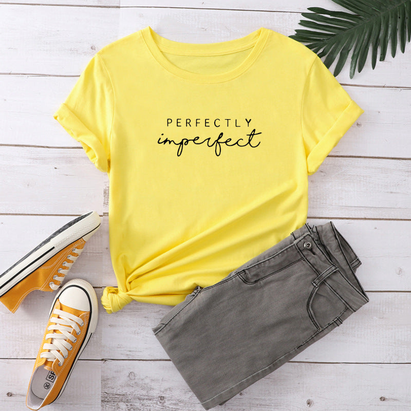 Camiseta con estampado "Perfectly Imperfect", manga corta, cuello redondo, corte ancho y cómodo, ideal para un look casual y relajado