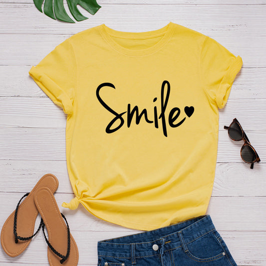 T-shirt com estampado de sorriso em forma de coração, manga curta, gola redonda, corte largo e confortável, ideal para um look casual e descontraído