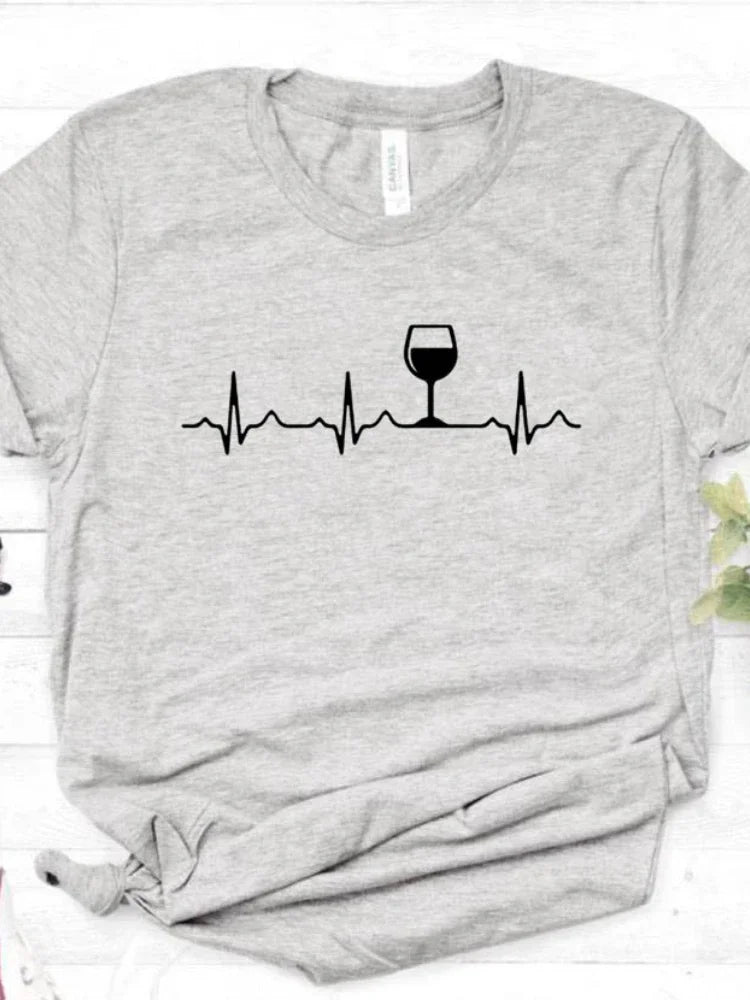 T-shirt com estampado “Wine Heartbeat”, manga curta, gola redonda, corte largo e confortável, ideal para um look casual de verão