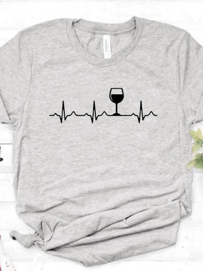 T-shirt com estampado “Wine Heartbeat”, manga curta, gola redonda, corte largo e confortável, ideal para um look casual de verão